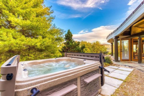 Beautiful, Secluded Private Mountain-Top Modern Retreat, Dog-Friendly with Hot Tub and AMAZING Views